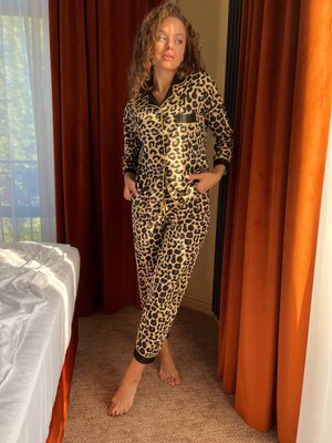 Жіноча леопардова піжама зі штанів та блузи на гудзиках DO2479 фото