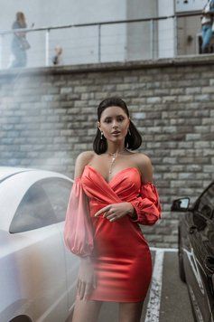 Коктейльна атласна червона сукня коротка приталена зі знімними рукавами 55636-1 фото