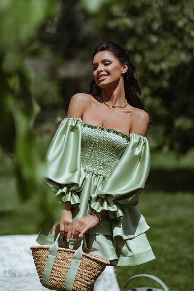 Жіноча атласна зелена сукня міні з відкритими плечима та подвійною пишною спідницею 8887776380 фото