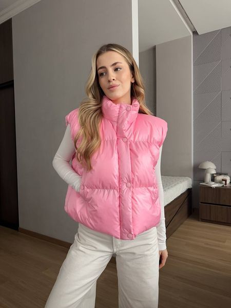 Женский розовый короткий жилет на кнопках 3123-2 фото