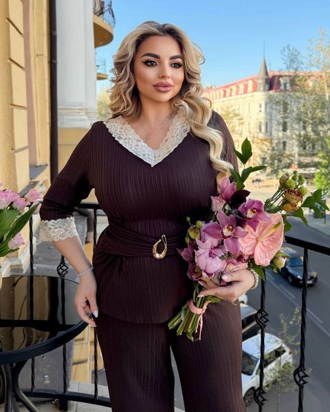Жіночий шоколадний костюм з кофти з мереживом та штанів батал 3295-3 фото