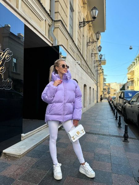 Женская теплая объемная сиреневая куртка-пуховик на молнии с капюшоном 2863-22 фото