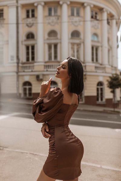 Вечернее коричневое атласное платье мини с объемными рукавами 12669-1 фото
