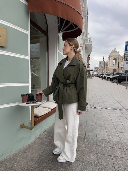 Жіночий демісезонний короткий тренч хакі з поясом на запах 3333-2 фото