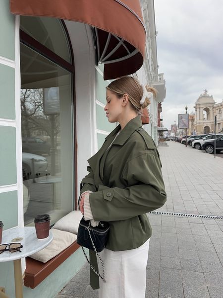 Жіночий демісезонний короткий тренч хакі з поясом на запах 3333-2 фото