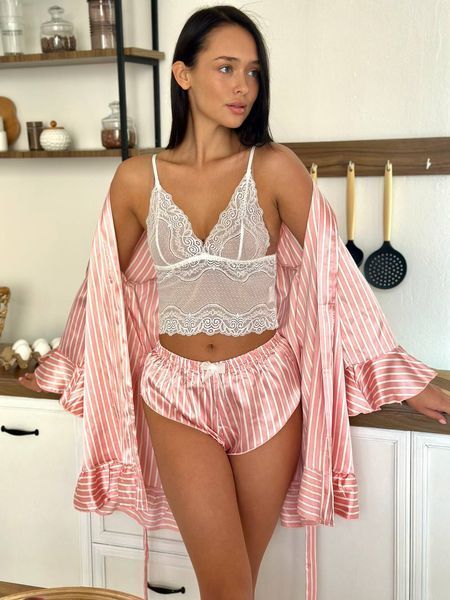 Жіноча рожева шовкова піжама з топа, халата та шорт у смужку DO3171-2 фото