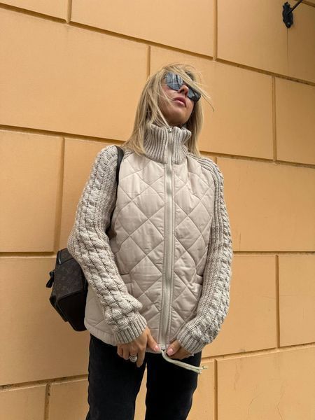 Жіноча демісезонна куртка бежева з в'язаними рукавами 3366 фото