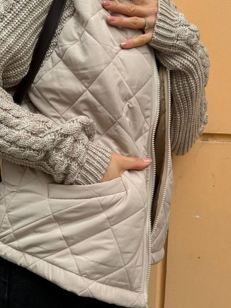 Жіноча демісезонна куртка бежева з в'язаними рукавами 3366 фото