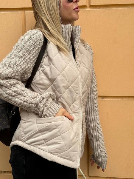 Жіноча демісезонна куртка бежева з в'язаними рукавами 3366 фото