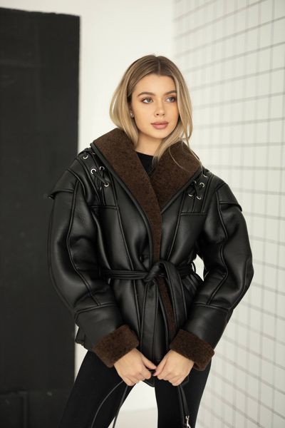 Жіноча чорна коротка тепла дублянка з поясом 1164-6 фото