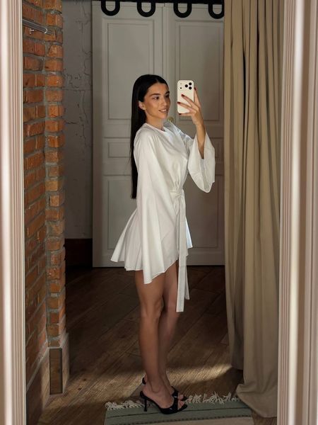Жіночий молочно-білий комбінезон із короткої спідниці-шорт 2644 фото