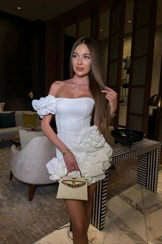 Коктейльна облягаюча молочно-біла сукня міні з воланами 2789-3 фото