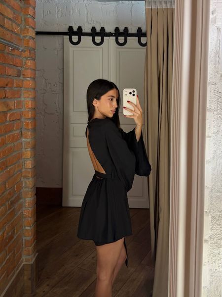 Женский черный комбинезон из короткой юбки-шорт и открытой спиной 2644-3 фото