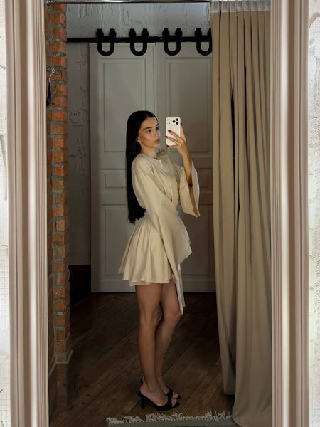 Женский бежевый комбинезон из короткой юбки-шорт и открытой спиной  2644-7 фото