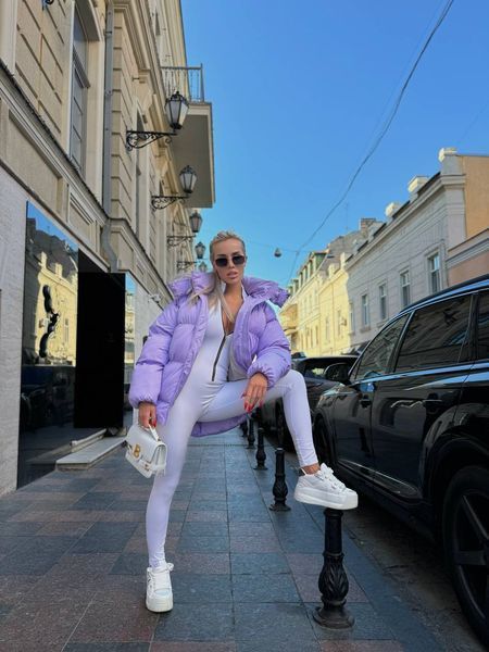 Жіноча тепла об'ємна бузкова куртка-пуховик на блискавці з капюшоном 2863-24 фото