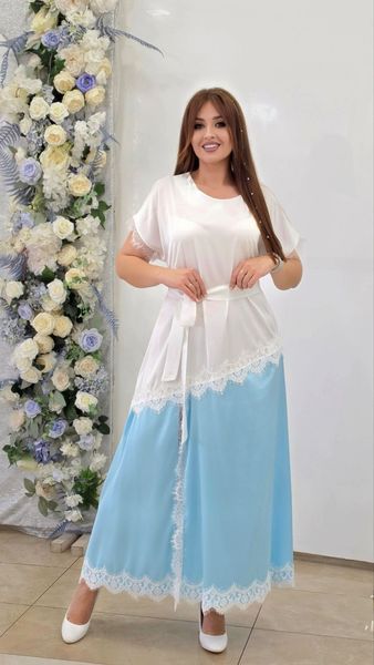 Жіноча біло-блакитна сукня з мереживом з розрізом  3329-3 фото