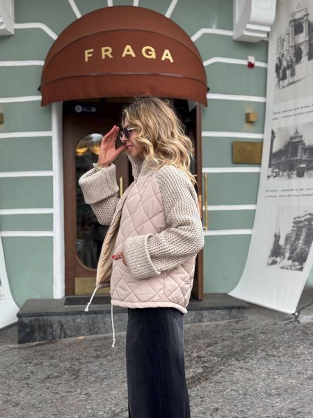 Жіноча демісезонна куртка бежева з в'язаними рукавами 3367 фото