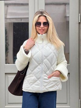 Жіноча демісезонна молочно-біла куртка із в'язаними рукавами 3367-6 фото